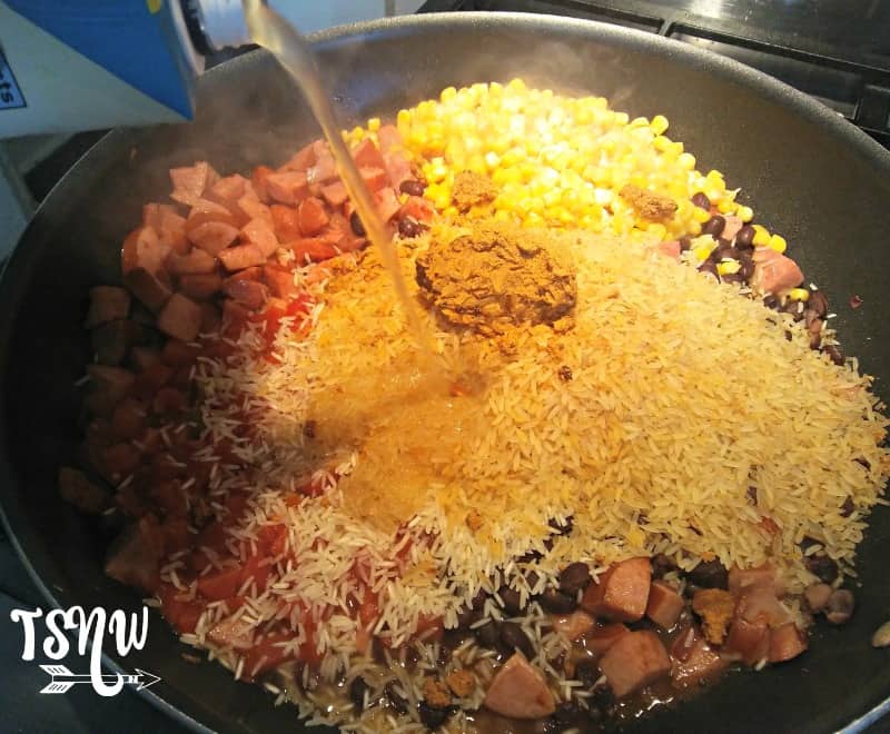 This super easy jambalaya recipe comes together in about half an hour. It's absolutely delicious and goes a long way! Large Family Recipes | Frugal Meals | Cheap Meals | Semi-homemade Meals