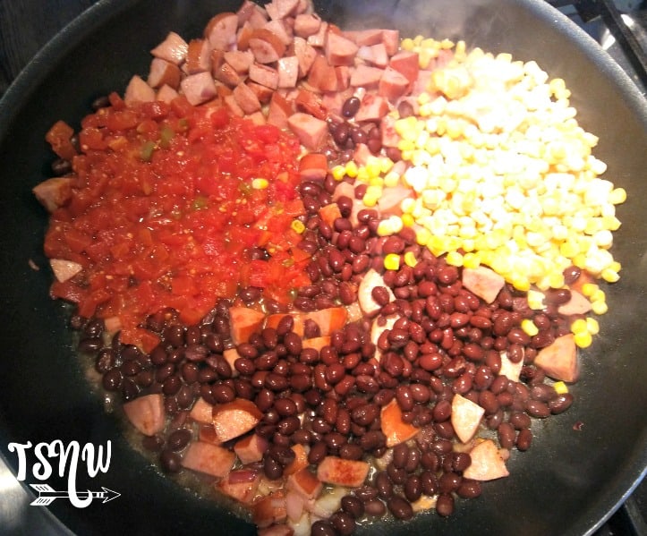 This super easy jambalaya recipe comes together in about half an hour. It's absolutely delicious and goes a long way! Large Family Recipes | Frugal Meals | Cheap Meals | Semi-homemade Meals