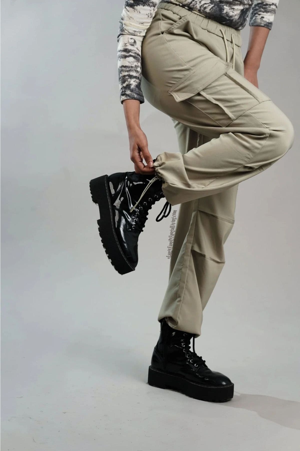Wide-legged women's trousers with chunky black boots - No Label